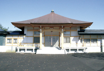 立江寺本堂の伝統的な日本建築の外観