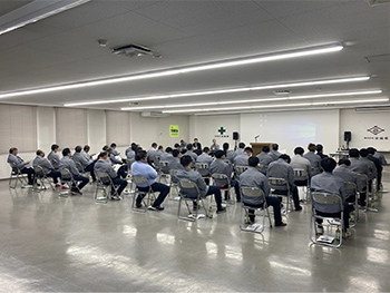 安全に関する集会で多くの社員が参加している様子