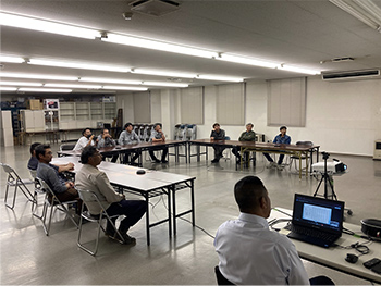研修室で安全衛生教育を受講している様子